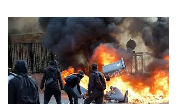 ویڈیو میں فرانسیسی فسادی پولیس کو نوعمر مظاہرین پر گرینیڈ لانچر فائر کرتے دیکھا گیا