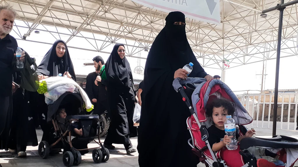 زائرین اربعین مرز مہران سے عراق میں داخل ہو رہے ہیں