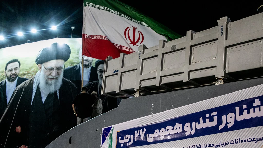آئی آر جی سی نیوی نے تہران میں رجب 27ویں تیز رفتار حملہ آور کشتی کی نقاب کشائی کی
