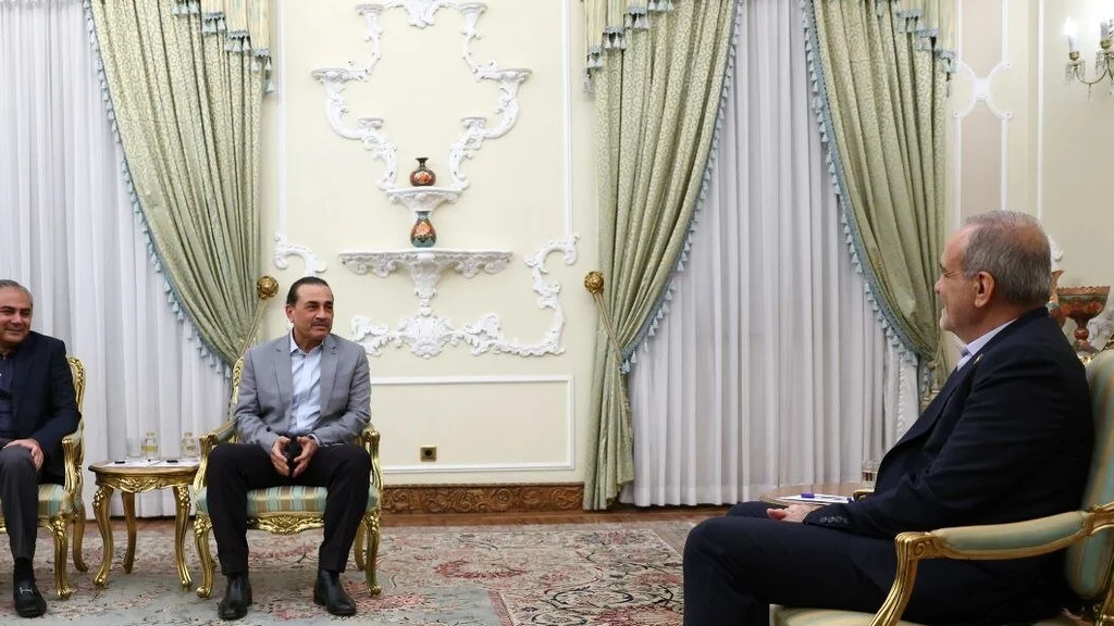 ایران کے صدر پزشکیان نے پاکستان کے آرمی چیف عاصم منیر کا تہران میں استقبال کیا