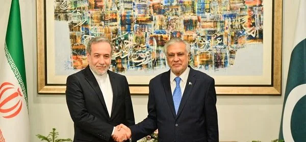 ایران اور پاکستان کے وزرائے خارجہ نے علاقائی کشیدگی پر ٹیلی فونک گفتگو میں سفارت کاری پر زور دیا