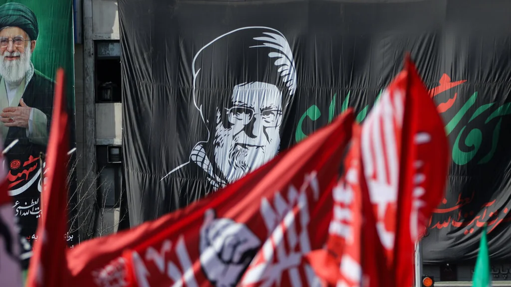 شہید رہبر کے خون کا بدلہ لینے کے لیے تہران میں سرخ جھنڈے بلند