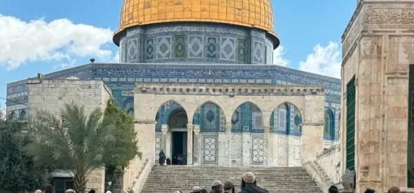 صہیونی آباد کاروں نے مسجد اقصیٰ کے احاطے میں دھاوا بول دیا