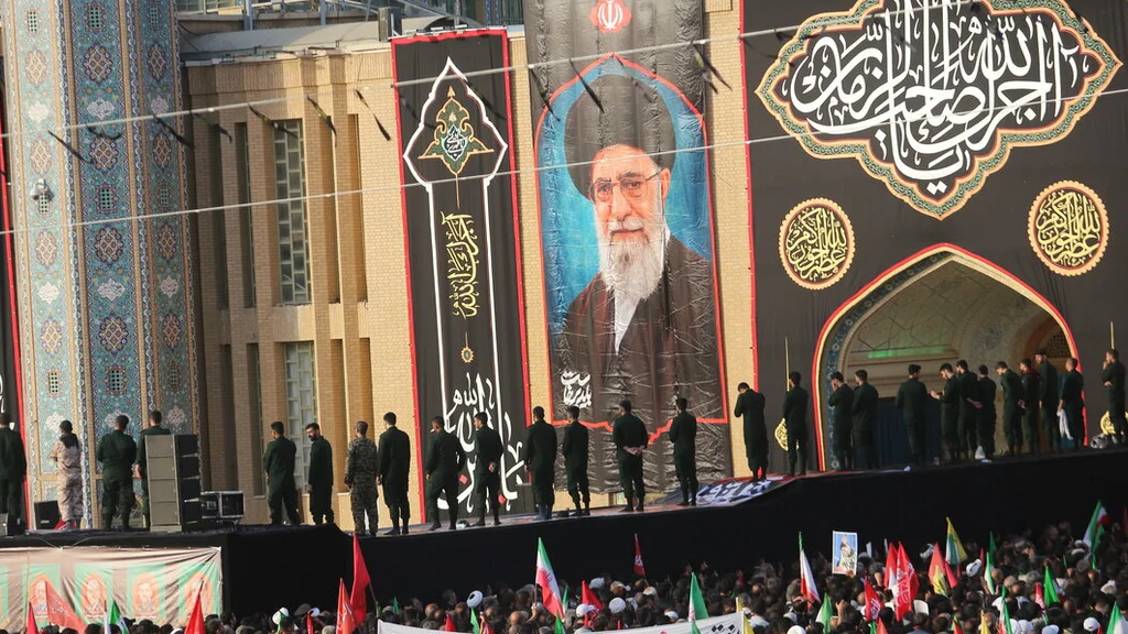 آیت اللہ خامنہ ای کی نماز جنازہ کے لیے مسجد جمکران میں سوگواروں کا اجتماع
