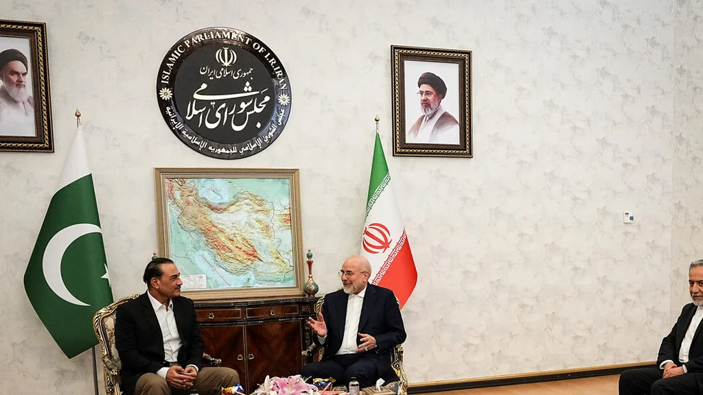 پاکستانی آرمی چیف کی تہران میں ایرانی پارلیمنٹ کے اسپیکر سے ملاقات