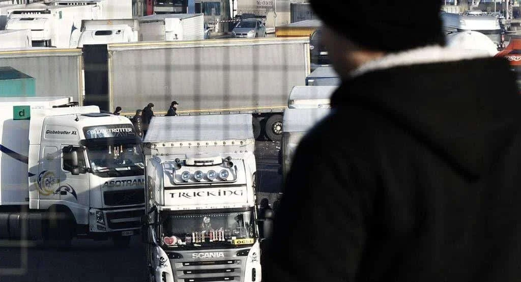 ایندھن کی بڑھتی قیمتوں کے خلاف اٹلی میں ٹرک ڈرائیوروں اور کسانوں کی سڑکیں بند