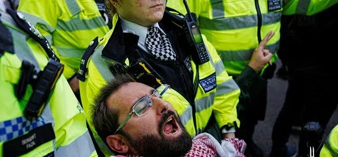 برطانیہ کی پولیس نے فلسطین میں نسل کشی کی مخالفت کرنے والے بزرگ شخص کو گرفتار کر لیا