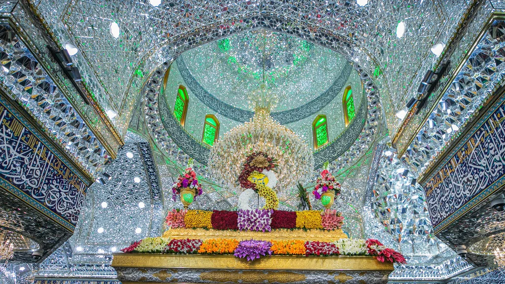 اربعین کے دوران امام حسین (ع) کے حرم میں ایرانی پرچم لہرایا گیا