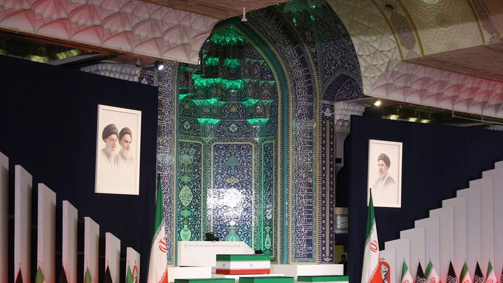 امام علی (ع) کے حرم میں رہبر معظم کے تابوت پر نماز جنازہ ادا