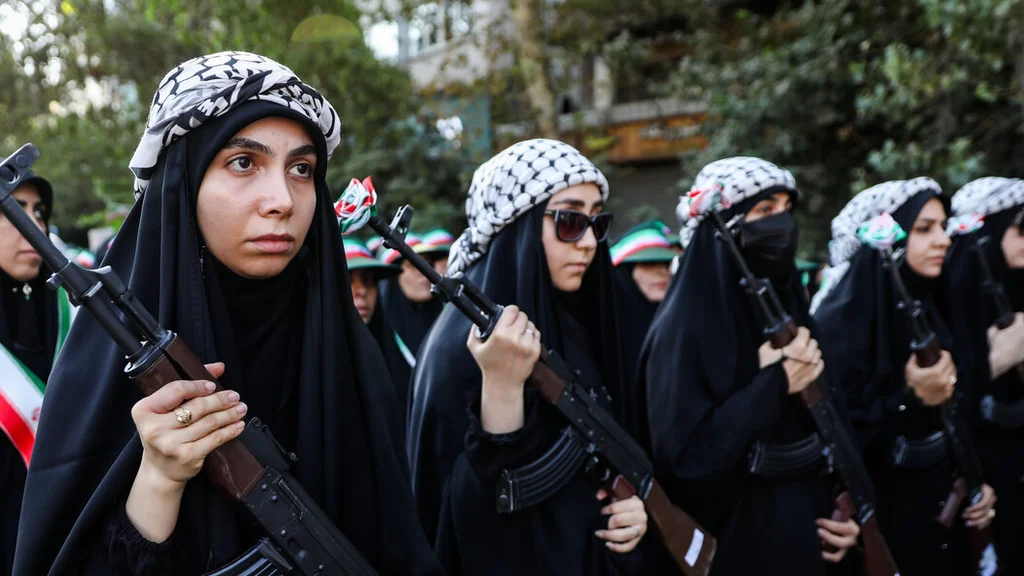 تہران میں 'جانفدائے ایران' پریڈ میں ہزاروں افراد شریک