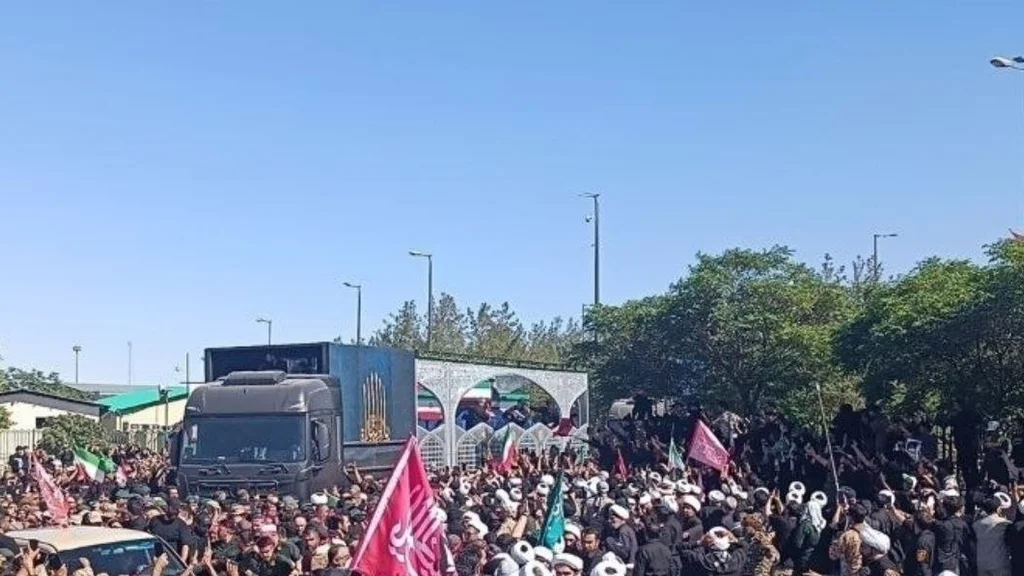 مشہد میں شہید رہبر آیت اللہ خامنہ ای کے جنازے کا جلوس شروع