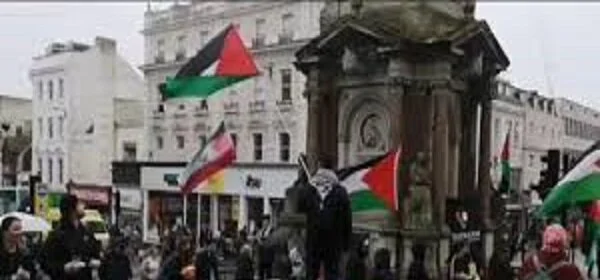 ایمسٹرڈیم پولیس نے ریلی میں فری فلسطین کے نعرے لگانے پر خاتون کو گرفتار کر لیا