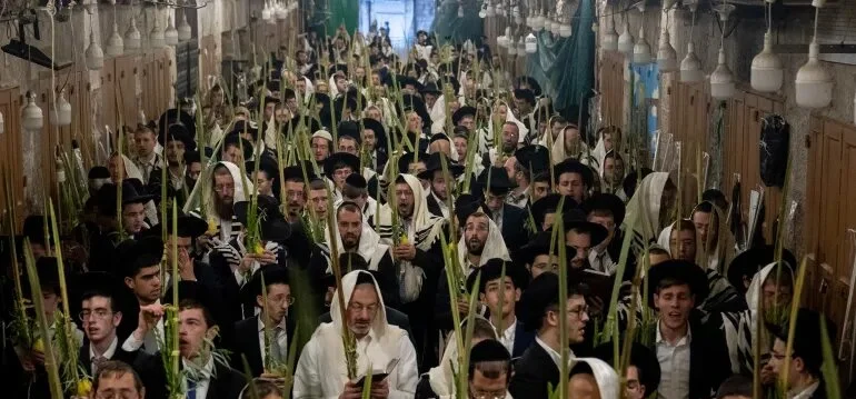 اسرائیلی آباد کاروں نے فلسطینی دکانوں کو بند کرانے کے بعد مقبوضہ القدس میں رسومات ادا کیں