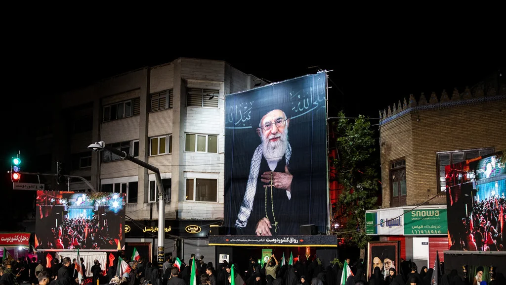 محرم کی پانچویں رات کو شہید رہبر آیت اللہ خامنہ ای کے لئے سوگ کی تقریب