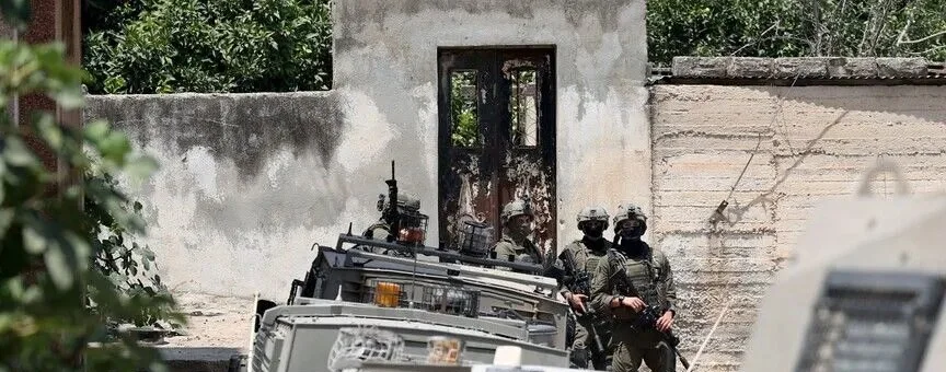 اسرائیلی فوج نے مغربی کنارے میں 400 مقامات پر چھاپے مارے، 2,200 فلسطینی بے گھر