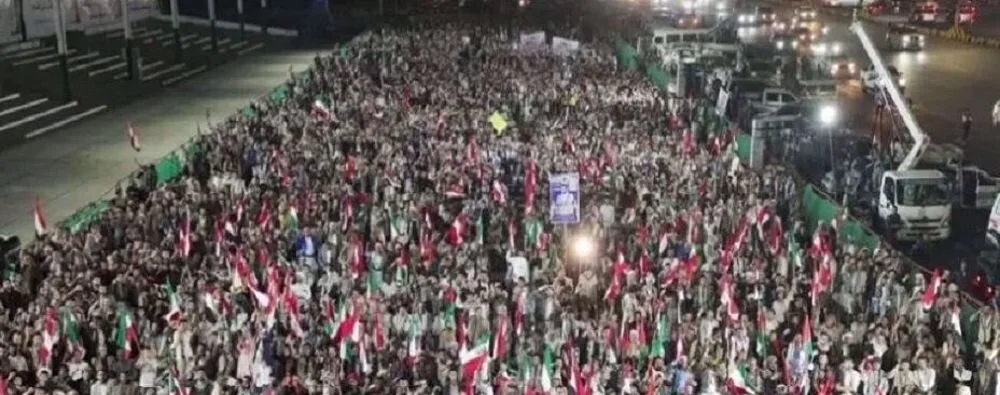 یمنیوں نے صنعا ہوائی اڈے کی ناکہ بندی توڑنے پر ایران کا شکریہ ادا کرنے کے لیے ریلی نکالی