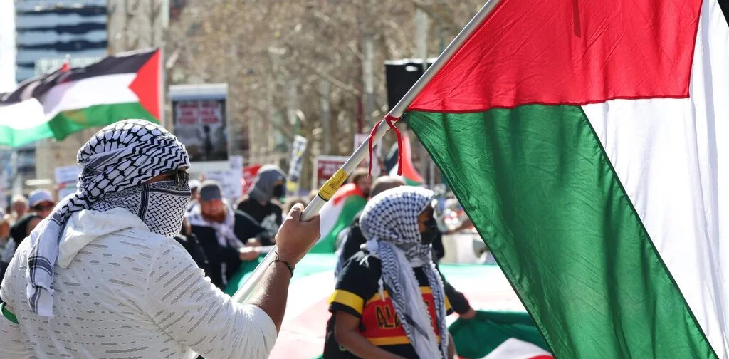 فلسطین نواز کارکنوں نے ایرک شمٹ کی ٹیک سمٹ میں خلل ڈال دیا