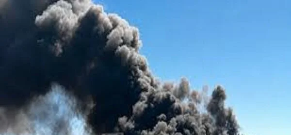 کیلیفورنیا میں گودام میں لگنے والی آگ سے زہریلا دھواں فضا میں پھیل گیا