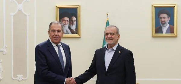 ایران کے صدر پزشکیان نے روسی وزیر خارجہ لاوروف سے دوطرفہ تعلقات پر بات چیت کی