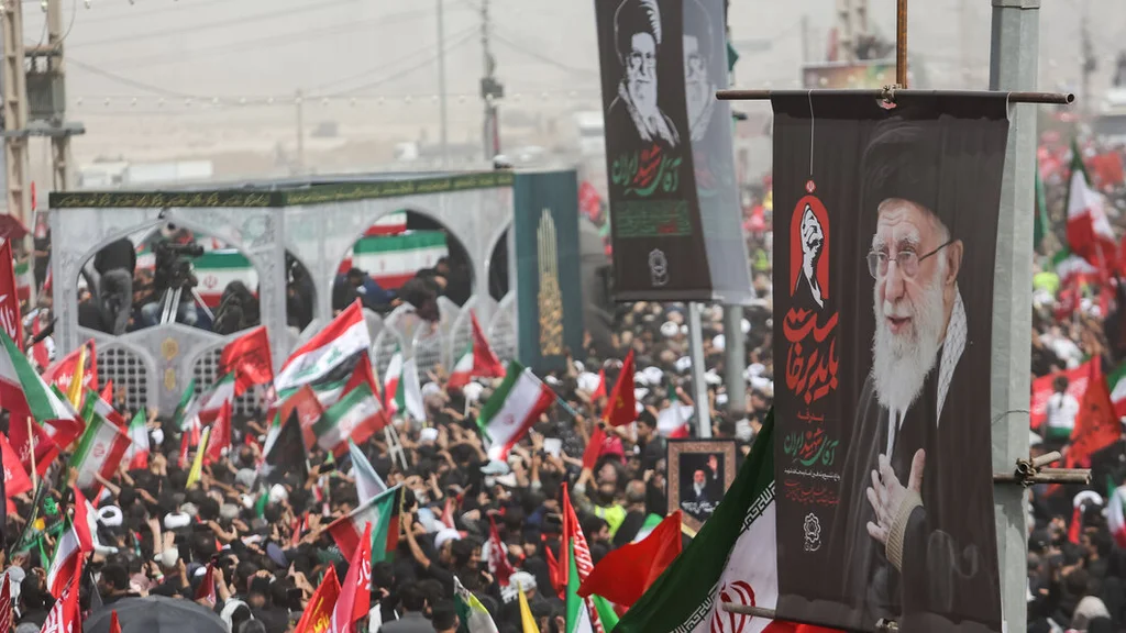 قم میں آیت اللہ خامنہ ای کی نماز جنازہ کی ویڈیو فوٹیج