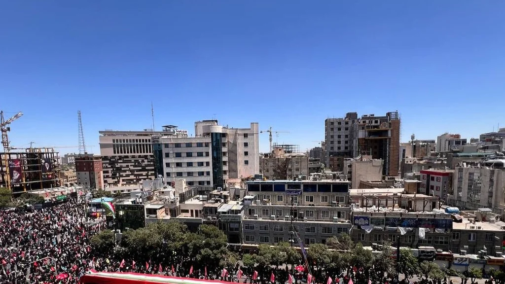 آیت اللہ خامنہ ای کے جنازے کے لیے مشہد میں بڑے پیمانے پر مجمع
